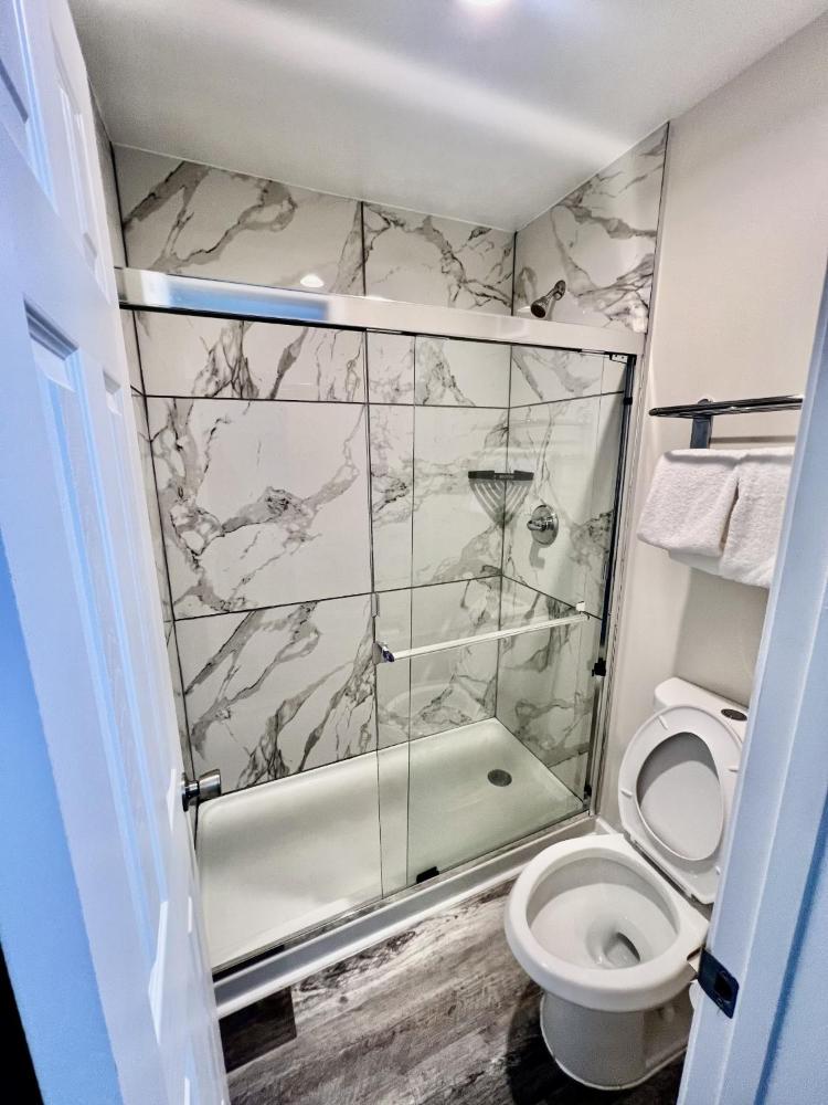 Deluxe Queen Room with Two Queen Beds - Non-Smoking interior